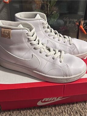 Nike Women’s Court Royale 2 MID